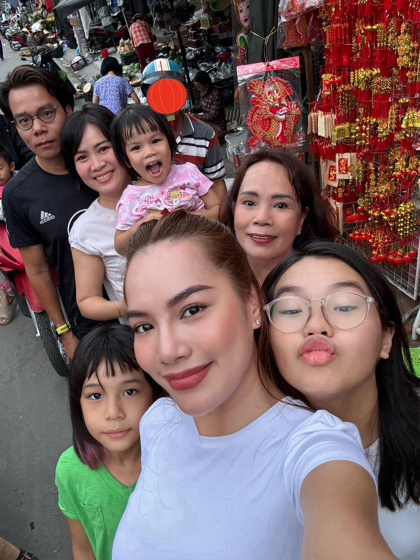 Hoa hậu Lê Hoàng Phương ra chợ phụ mẹ bán hàng.