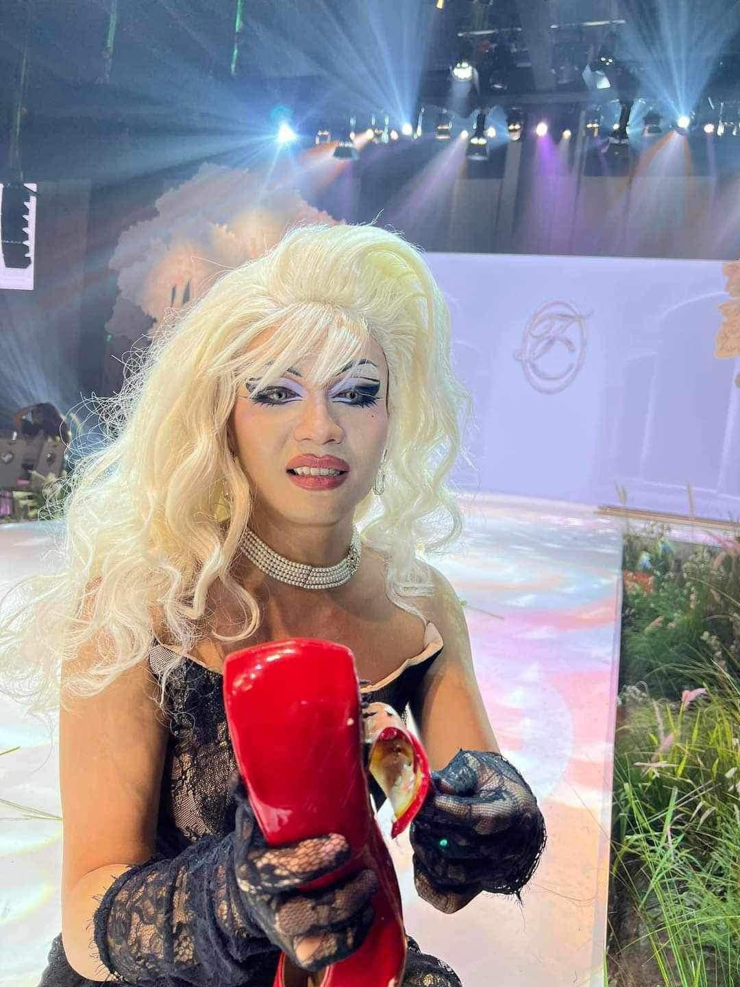 Mai Bảo Vinh cũng nhanh chóng check-in cùng chiếc gót giày đã bị gãy gót. Mai Bảo Vinh cũng nhanh chóng check-in cùng chiếc gót giày đã bị gãy gót.