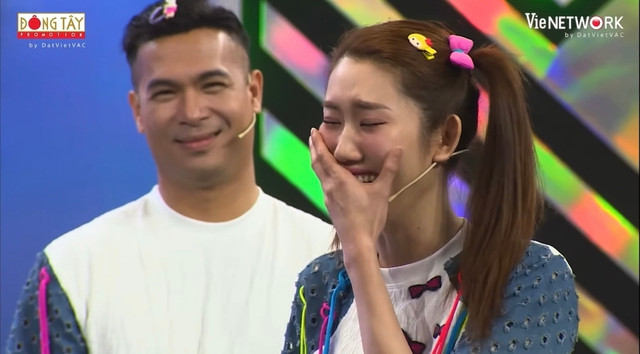 Thúy Ngân ôm mặt trong sự ngỡ ngàng.