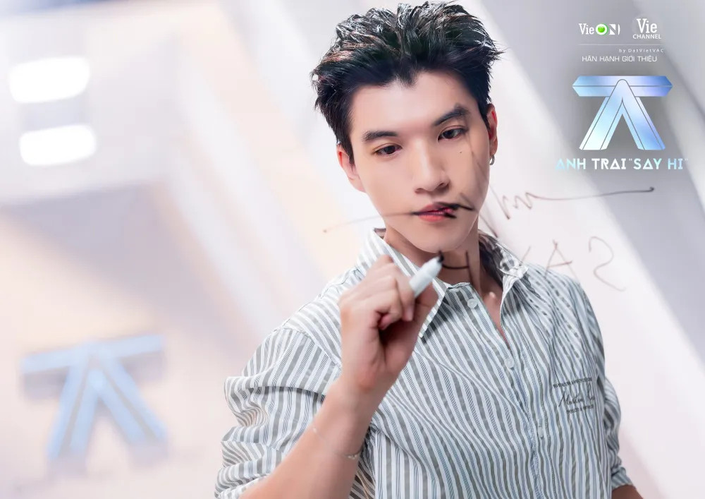 Ở tập 1, HIEUTHUHAI chia sẻ bản thân "sợ center" nên rất trầm tính, ít nói. Ở tập 1, HIEUTHUHAI chia sẻ bản thân "sợ center" nên rất trầm tính, ít nói.