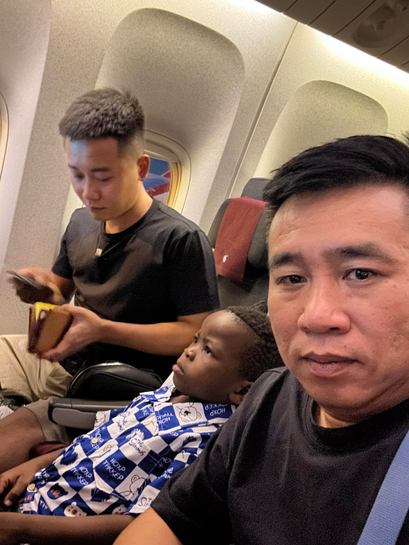 Lôi Con trở về nhà sau hơn 3 tháng nghỉ Hè tại Việt Nam.