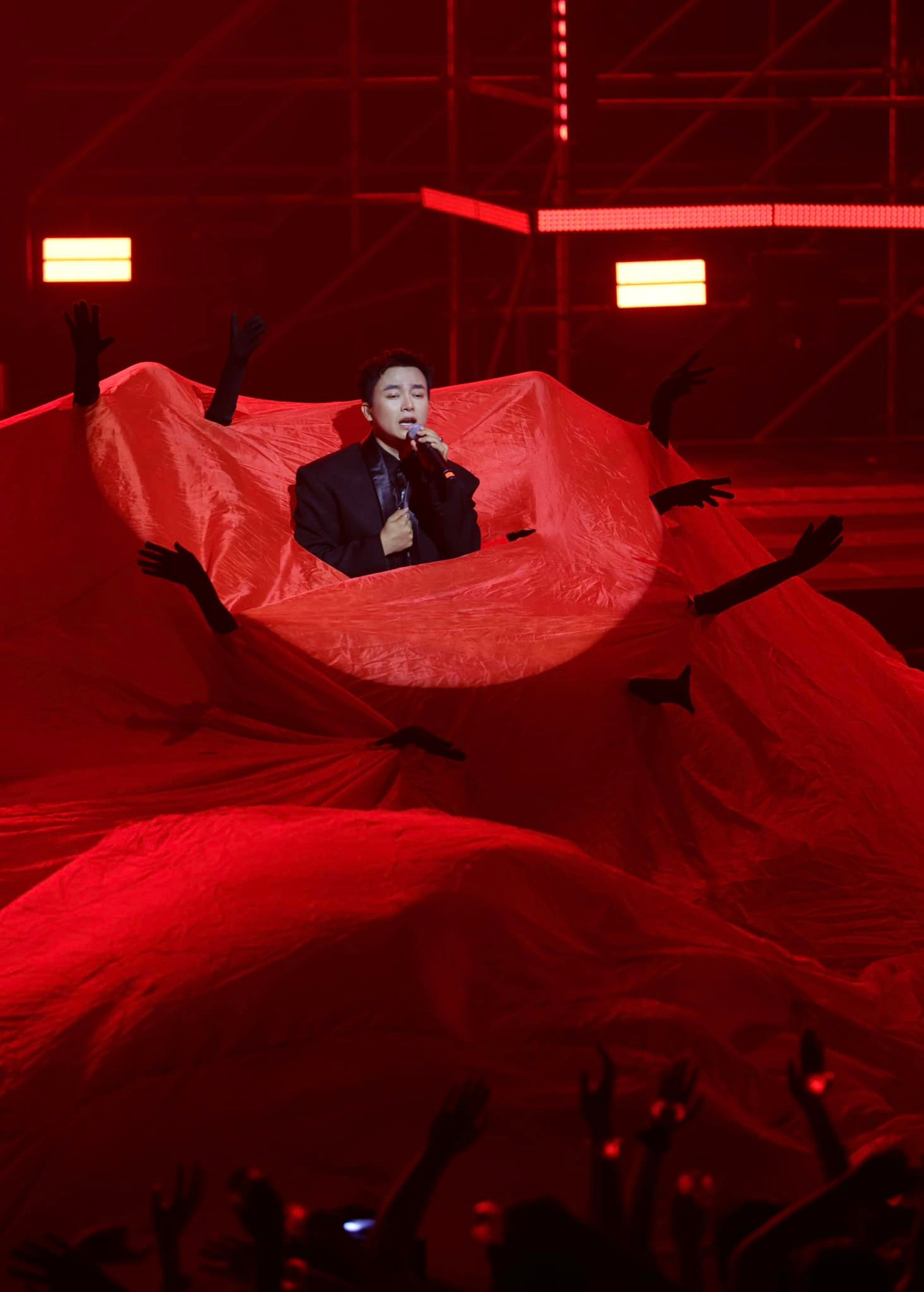 Chấp nhận chiều cao có phần khiêm tốn, Bùi Công Nam thở phào: &quot;Cũng may là tấm màn không quá cao&quot;.