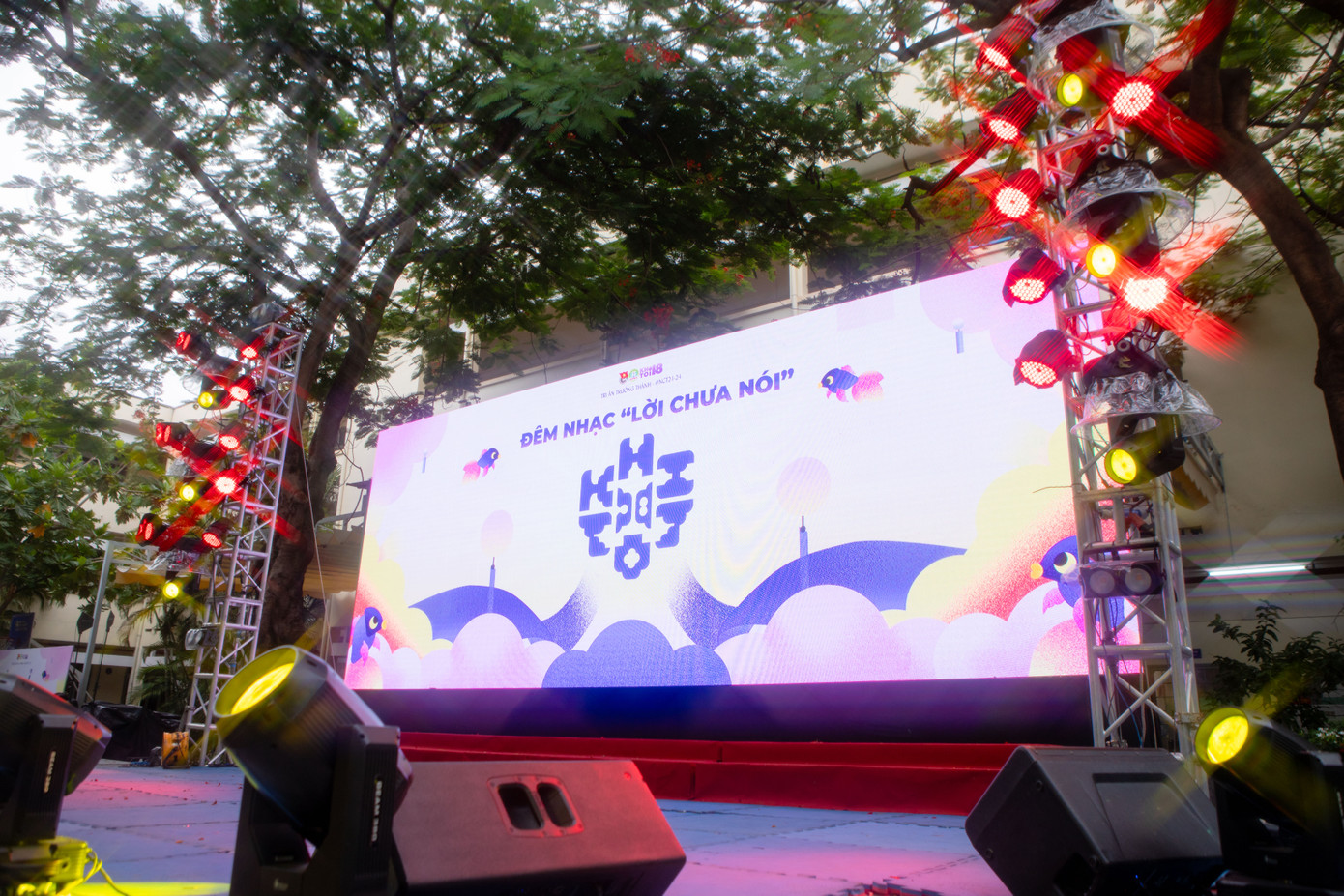Sự đầu tư về âm thanh và ánh sáng đã góp phần tạo nên một chương trình thật mãn nhãn cho đêm nhạc "Lời Chưa Nói".
