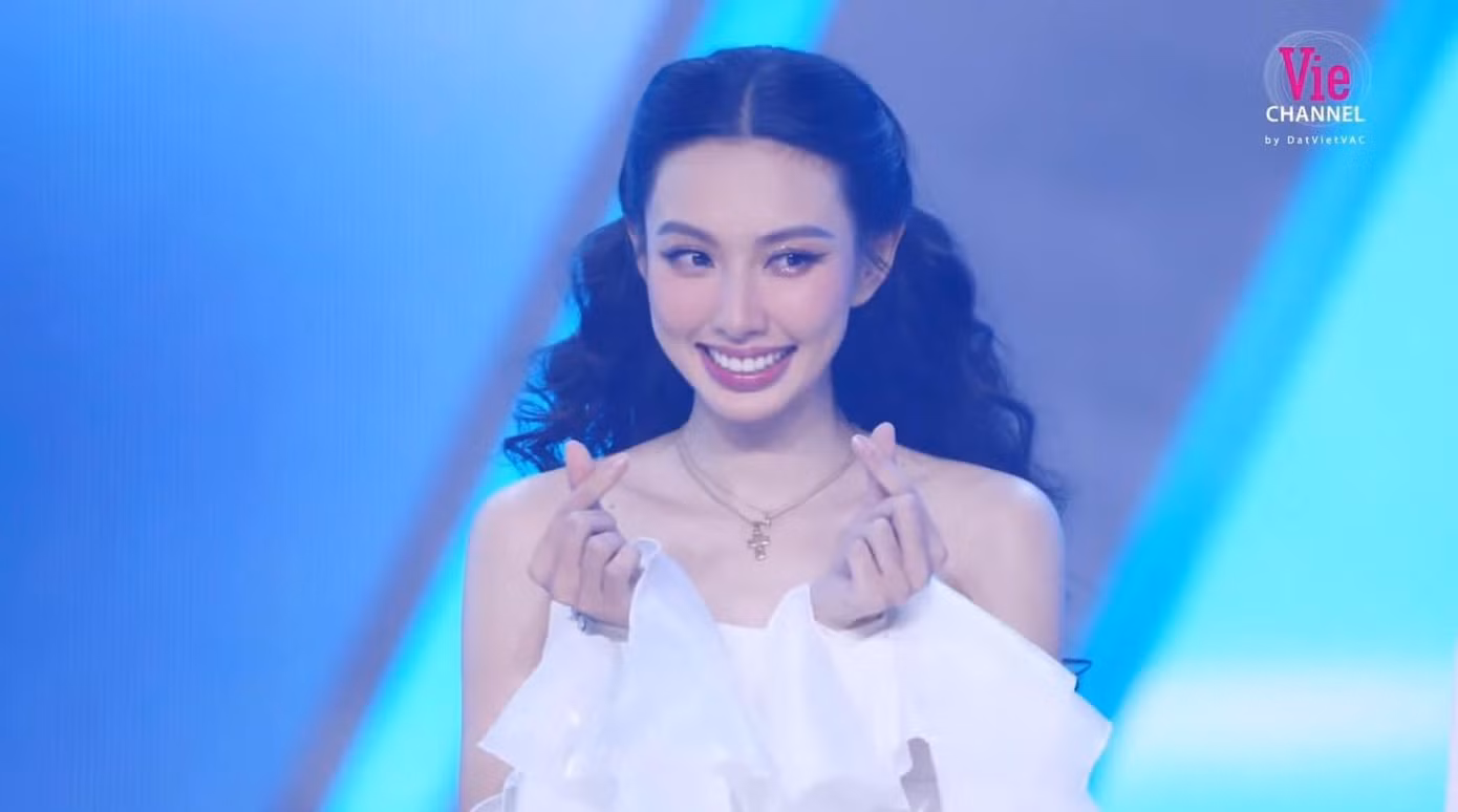 Màn xuất hiện ngắn ngủi nhưng bùng nổ "visual" của Hoa hậu Thùy Tiên. Màn xuất hiện ngắn ngủi nhưng bùng nổ "visual" của Hoa hậu Thùy Tiên.