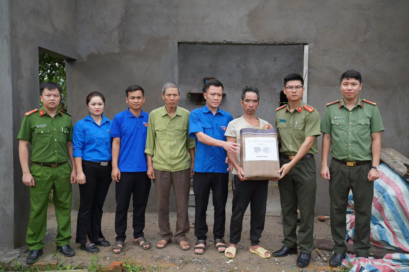 Cũng trong dịp này, Đoàn đã đến tặng quà và động viên 2 hộ gia đình có hoàn cảnh khó khăn trên địa bàn xã. Ảnh: Công an tỉnh Hòa Bình