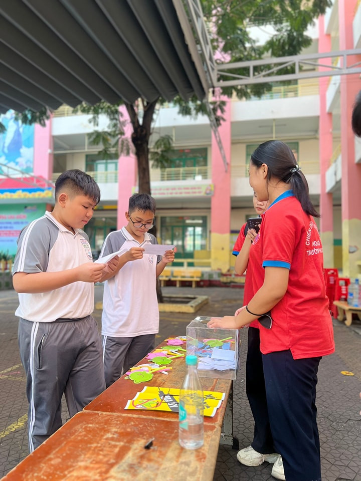 Các em học sinh tìm hiểu kiến thức phòng, chống tác hại của ma túy. Ảnh: Đoàn trường THPT Đa Phước. Các em học sinh tìm hiểu kiến thức phòng, chống tác hại của ma túy. Ảnh: Đoàn trường THPT Đa Phước.