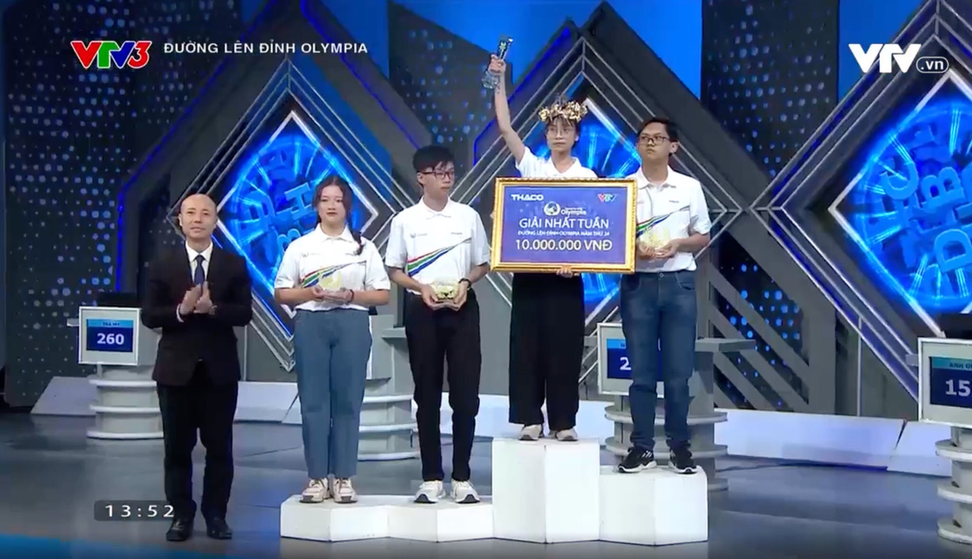 Giây phút nhận giải thưởng của bốn thí sinh. Giây phút nhận giải thưởng của bốn thí sinh.