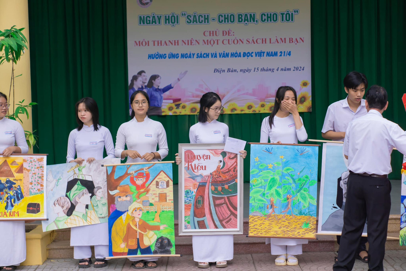 Teen THPT Nguyễn Duy Hiệu với các sản phẩm cuộc thi vẽ nội dung sách trong Ngày hội "Sách - Cho bạn, cho tôi". Ảnh: Fanpage Tuổi trẻ THPT Nguyễn Duy Hiệu - Điện Bàn Teen THPT Nguyễn Duy Hiệu với các sản phẩm cuộc thi vẽ nội dung sách trong Ngày hội "Sách - Cho bạn, cho tôi". Ảnh: Fanpage Tuổi trẻ THPT Nguyễn Duy Hiệu - Điện Bàn