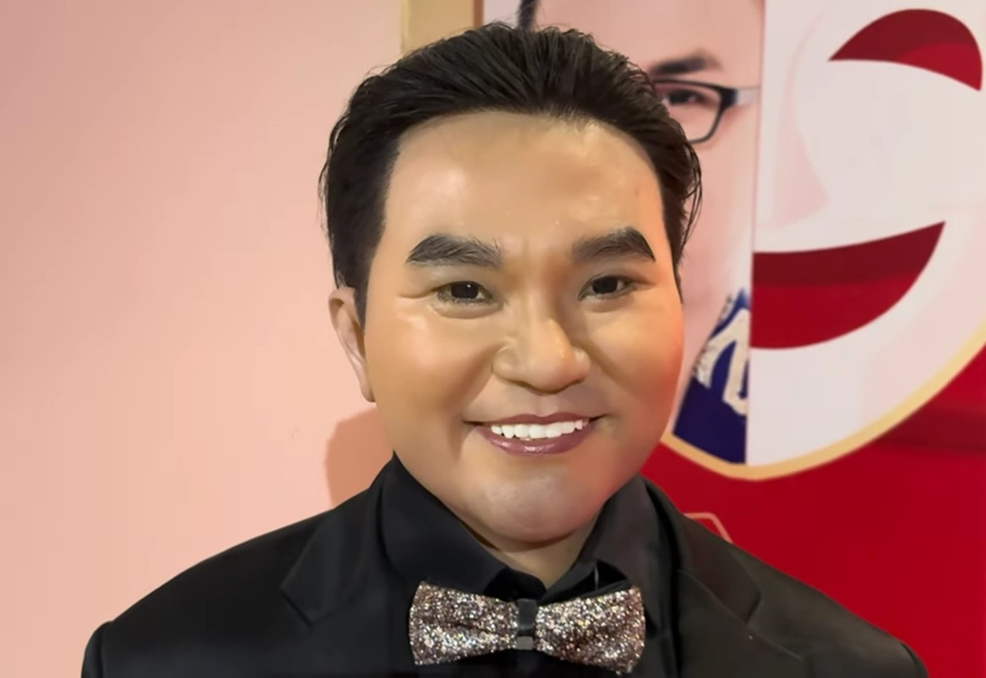 Gương mặt MC Đại Nghĩa có phần tròn trịa hơn. Gương mặt MC Đại Nghĩa có phần tròn trịa hơn.