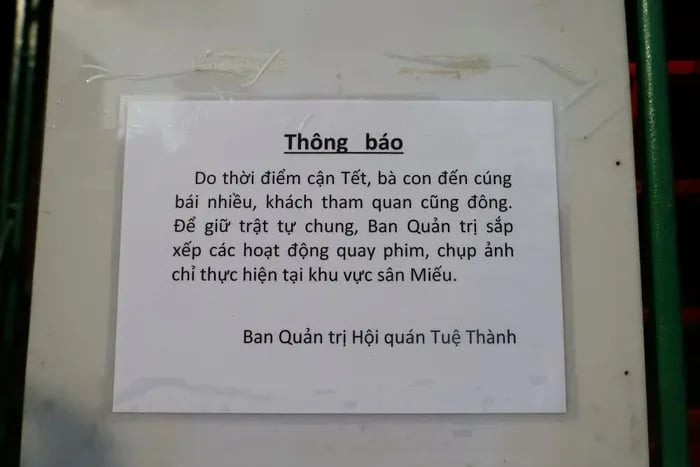 Thông báo này giúp đảm bảo trật tự cho chùa khi có đông khách tham quan. (Ảnh: Tuấn An)