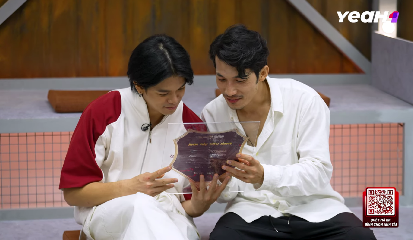 Cả hai &quot;tình thương mến thương&quot;, Liên Bỉnh Phát giải nghĩa các từ tiếng Việt cho Trọng Hiếu.