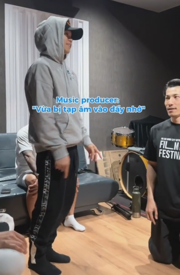 Cả hai &quot;pha trò&quot; khiến producer phải lên tiếng nhắc nhở.