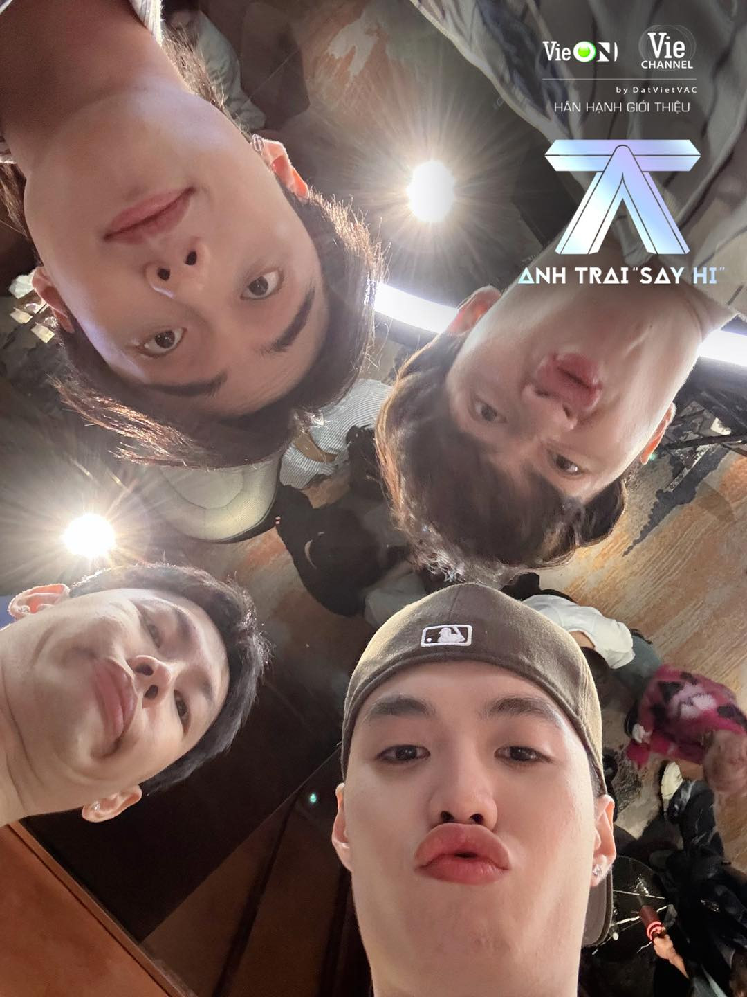 Khoảnh khắc &quot;bẹo hình bẹo dạng&quot; của hội &quot;mầm non giải trí&quot; nhận về &quot;bão haha&quot;.