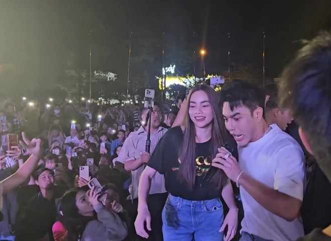 Việc Hồ Ngọc Hà xuất hiện tại quán Kuphin khiến netizen xôn xao những ngày qua.