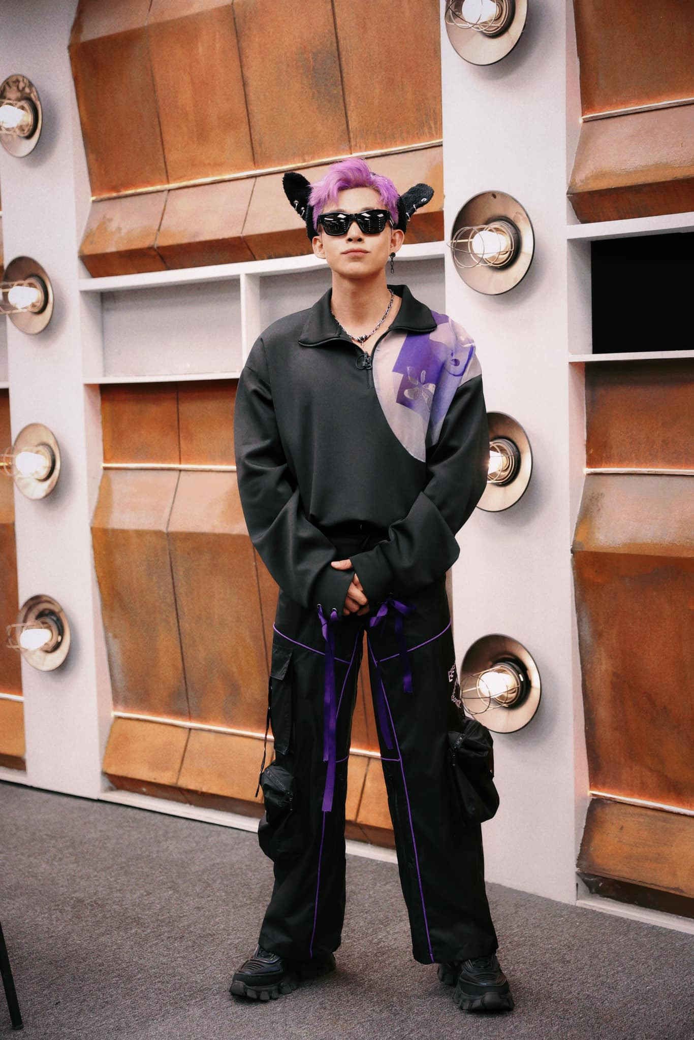 Không chọn màu đen truyền thống, Jun Phạm nhuộm nhiều màu tóc nổi bật khi đến với Anh Trai Vượt Ngàn Chông Gai. Không chọn màu đen truyền thống, Jun Phạm nhuộm nhiều màu tóc nổi bật khi đến với Anh Trai Vượt Ngàn Chông Gai.