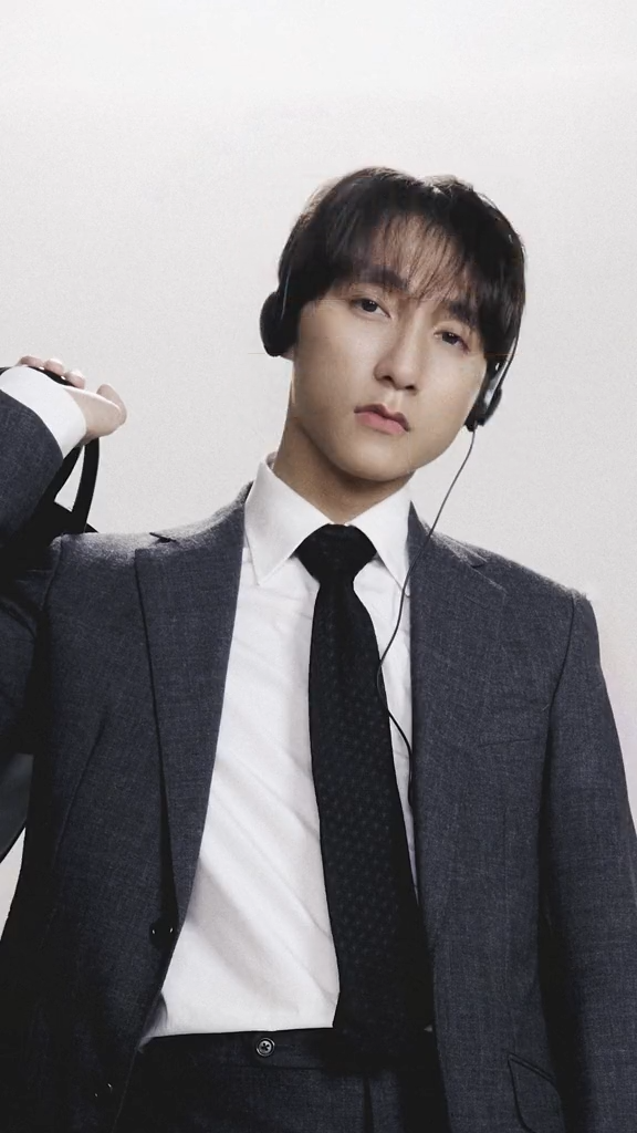 Sơn Tùng xây dựng hình ảnh thư sinh, lịch lãm trong MV mới.