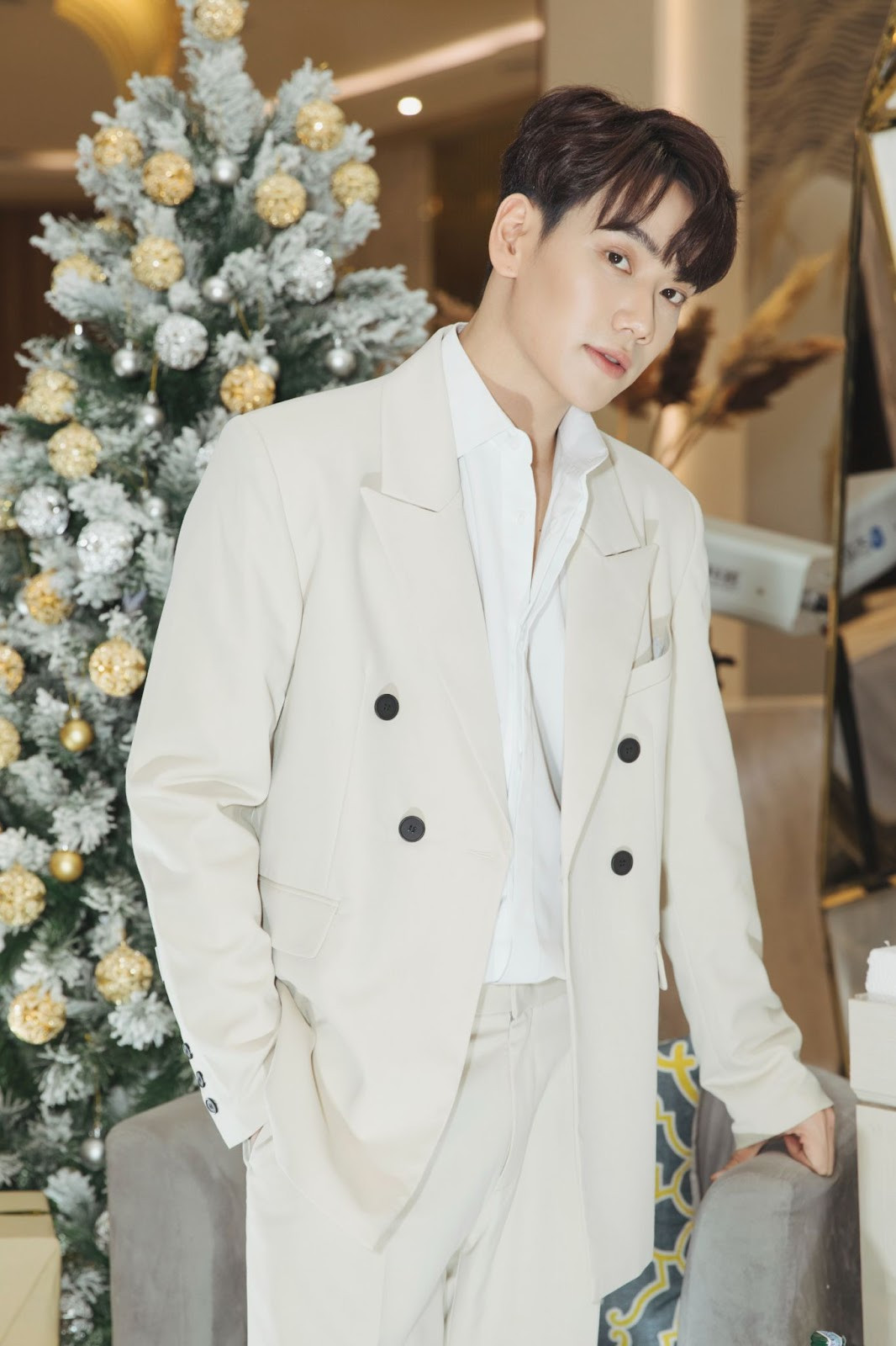 Vẻ ngoài điển trai cùng sự duyên dáng đã giúp anh chàng "ăn điểm" trong mắt phái nữ.