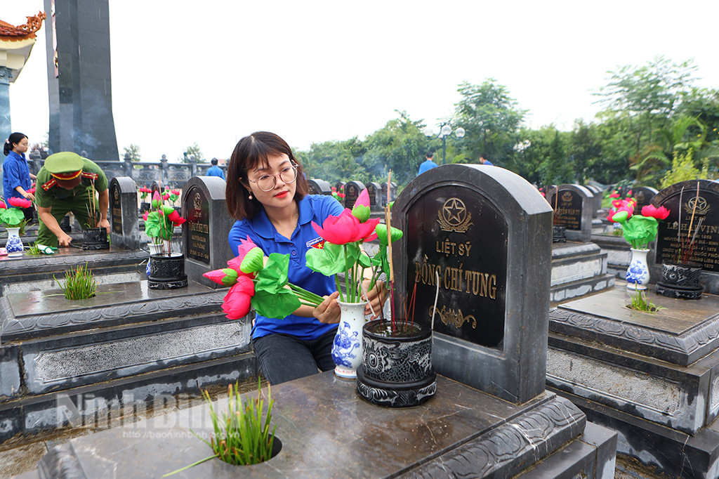 Đoàn viên thanh niên chỉnh trang phần mộ của các anh hùng liệt sĩ. Ảnh: Báo Ninh Bình