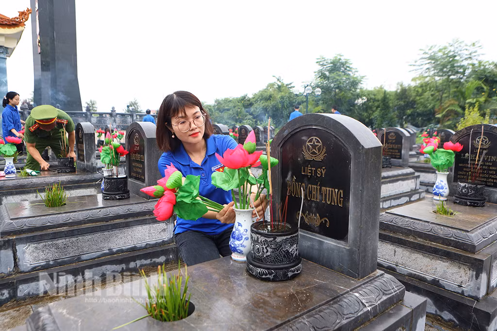Đoàn viên thanh niên chỉnh trang phần mộ của các anh hùng liệt sĩ. Ảnh: Báo Ninh Bình