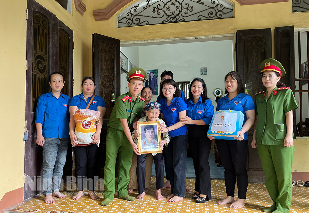 Hoạt động góp phần giáo dục truyền thống "uống nước nhớ nguồn", "đền ơn đáp nghĩa", khơi dậy lòng biết ơn, niềm tự hào dân tộc của tuổi trẻ các đơn vị. Bên cạnh đó, thể hiện sự chung sức của tuổi trẻ trong việc cùng cấp ủy, chính quyền địa phương chăm lo cho các gia đình người có công trên địa bàn. Ảnh: Báo Ninh Bình