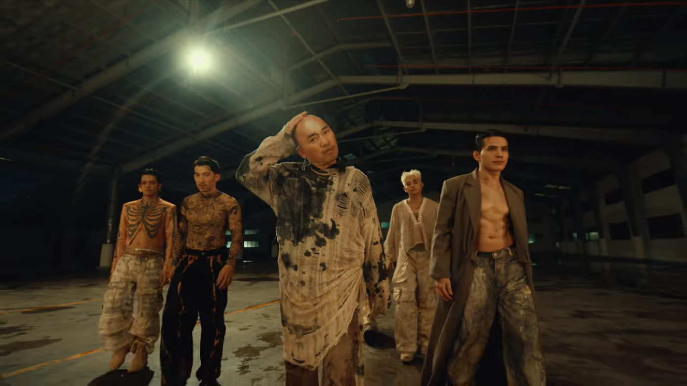 Hình ảnh Tiến Luật vuốt tóc, đảm nhận vị trí center khiến netizen "cười xỉu". Hình ảnh Tiến Luật vuốt tóc, đảm nhận vị trí center khiến netizen "cười xỉu".