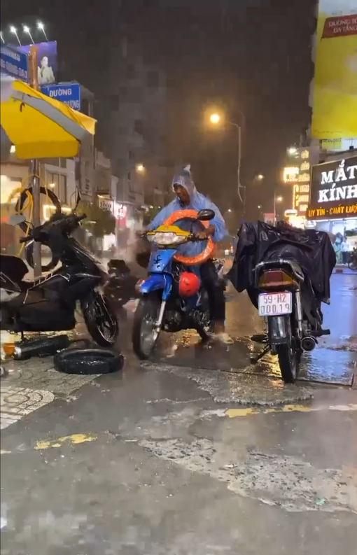 Ngân cho biết, khi thấy chú mặc tạm chiếc áo mưa giấy, bạn lấy áo mưa trong cốp để đưa chú mặc nhưng bất ngờ vì chưa kịp đưa thì chú đã chạy đi rồi. Ngân cho biết, khi thấy chú mặc tạm chiếc áo mưa giấy, bạn lấy áo mưa trong cốp để đưa chú mặc nhưng bất ngờ vì chưa kịp đưa thì chú đã chạy đi rồi.