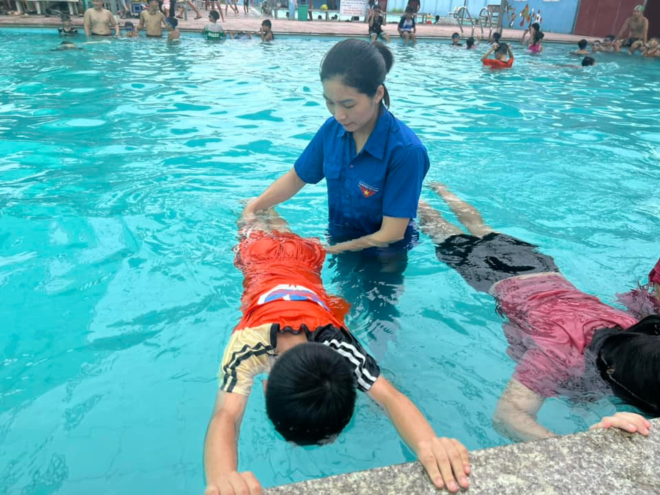 Đoàn viên, thanh niên đồng hành cùng các lớp phổ cập môn bơi cho thiếu nhi. Hoạt động nhận được sự tin tưởng và ủng hộ đặc biệt từ các bậc phụ huynh. Ảnh: Đoàn Xã Kha Sơn Đoàn viên, thanh niên đồng hành cùng các lớp phổ cập môn bơi cho thiếu nhi. Hoạt động nhận được sự tin tưởng và ủng hộ đặc biệt từ các bậc phụ huynh. Ảnh: Đoàn Xã Kha Sơn