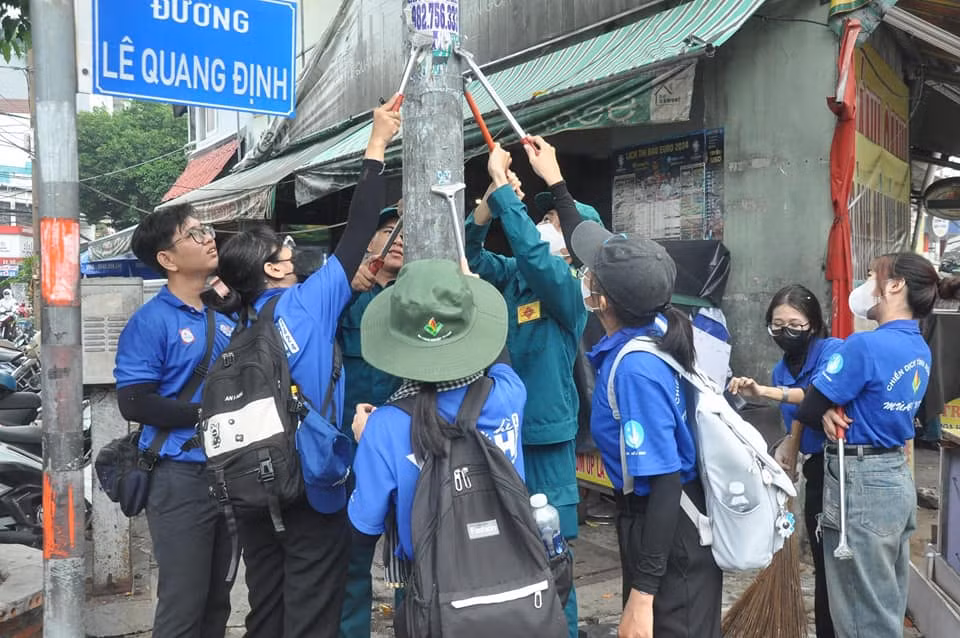 Với sức trẻ và tinh thần xung kích tiên phong, lực lượng đã tiến hành cạo, xóa, bóc gỡ thành công hơn 4890 biển quảng cáo sai quy định trên địa bàn quận. Ảnh: Tuổi trẻ Gò Vấp.