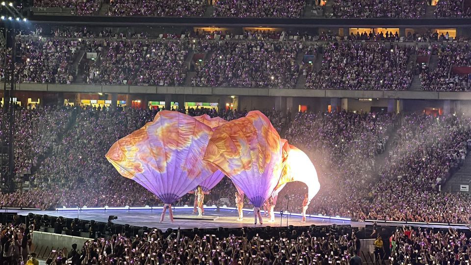 Đêm diễn đầu tiên tại Singapore cực bùng nổ với hơn 60.000 khán giả có mặt.