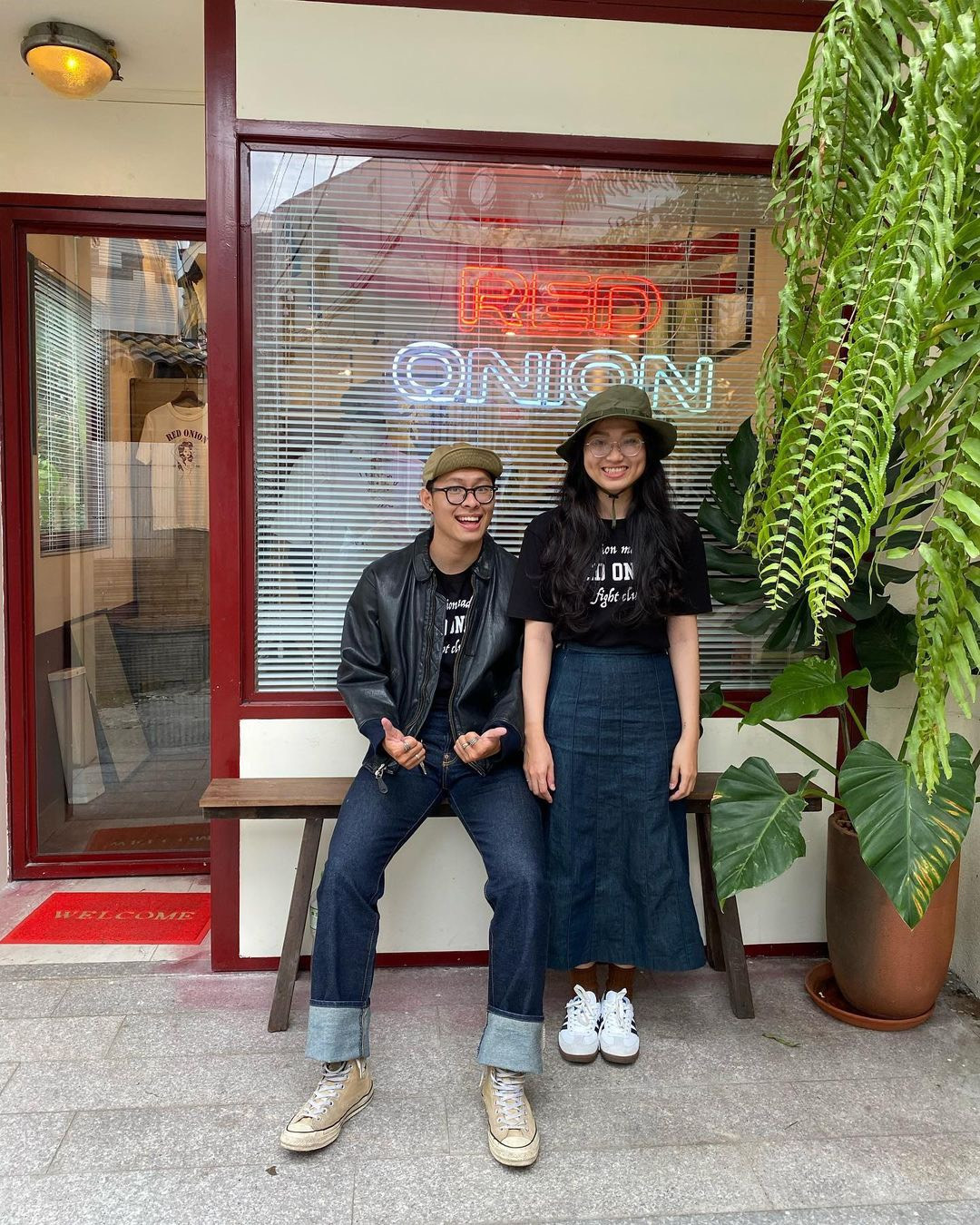 Cả hai có điểm chung là đều gây ấn tượng cho đối phương bởi nụ cười toả nắng.