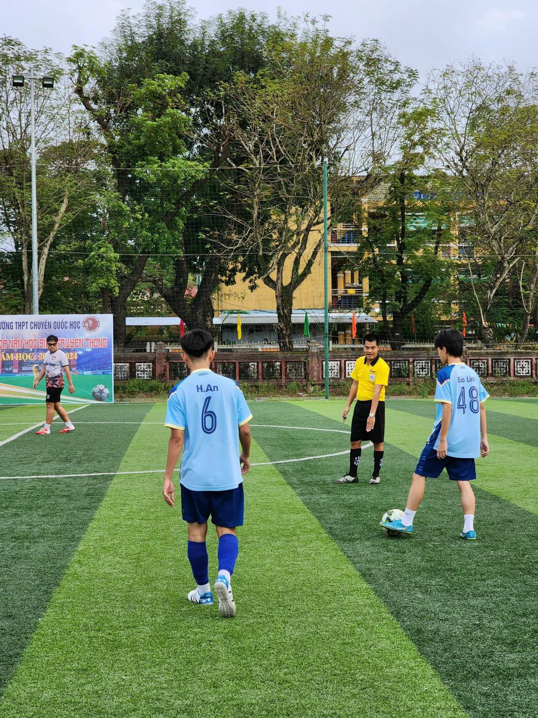 Hằng năm, giải bóng đá truyền thống của trường đã trở thành một phần không thể thiếu đối với các teen nơi đây. Ảnh: Fanpage Đoàn trường THPT chuyên Quốc Học Huế Hằng năm, giải bóng đá truyền thống của trường đã trở thành một phần không thể thiếu đối với các teen nơi đây. Ảnh: Fanpage Đoàn trường THPT chuyên Quốc Học Huế