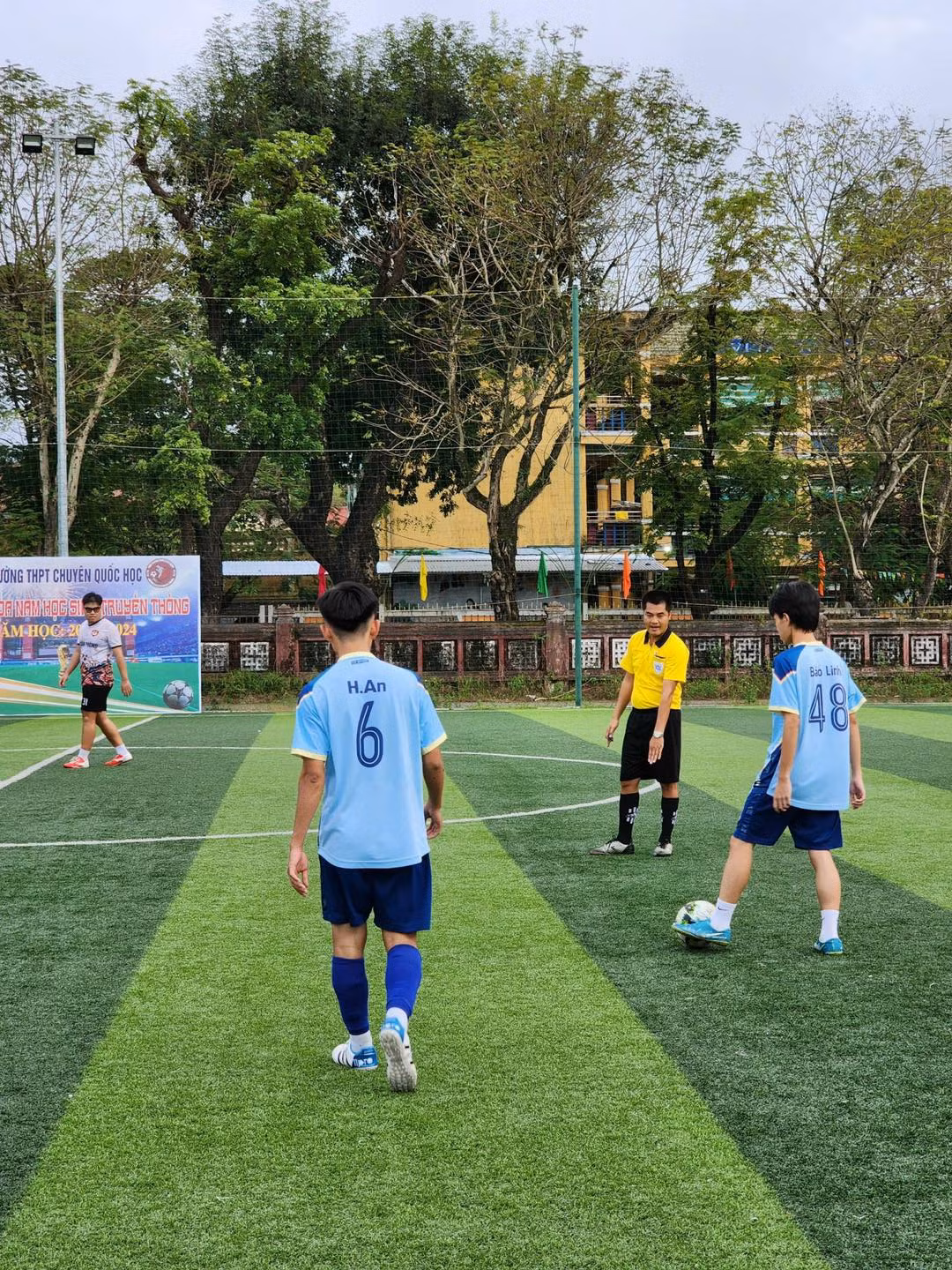 Hằng năm, giải bóng đá truyền thống của trường đã trở thành một phần không thể thiếu đối với các teen nơi đây. Ảnh: Fanpage Đoàn trường THPT chuyên Quốc Học Huế