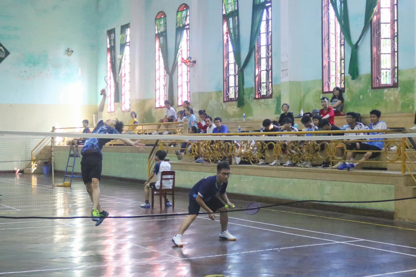 Giải cầu lông truyền thống của THPT chuyên Quốc học Huế cũng được rất nhiều teen thích thú và tích cực tham gia. Ảnh: Fanpage Đoàn trường THPT chuyên Quốc Học Huế Giải cầu lông truyền thống của THPT chuyên Quốc học Huế cũng được rất nhiều teen thích thú và tích cực tham gia. Ảnh: Fanpage Đoàn trường THPT chuyên Quốc Học Huế