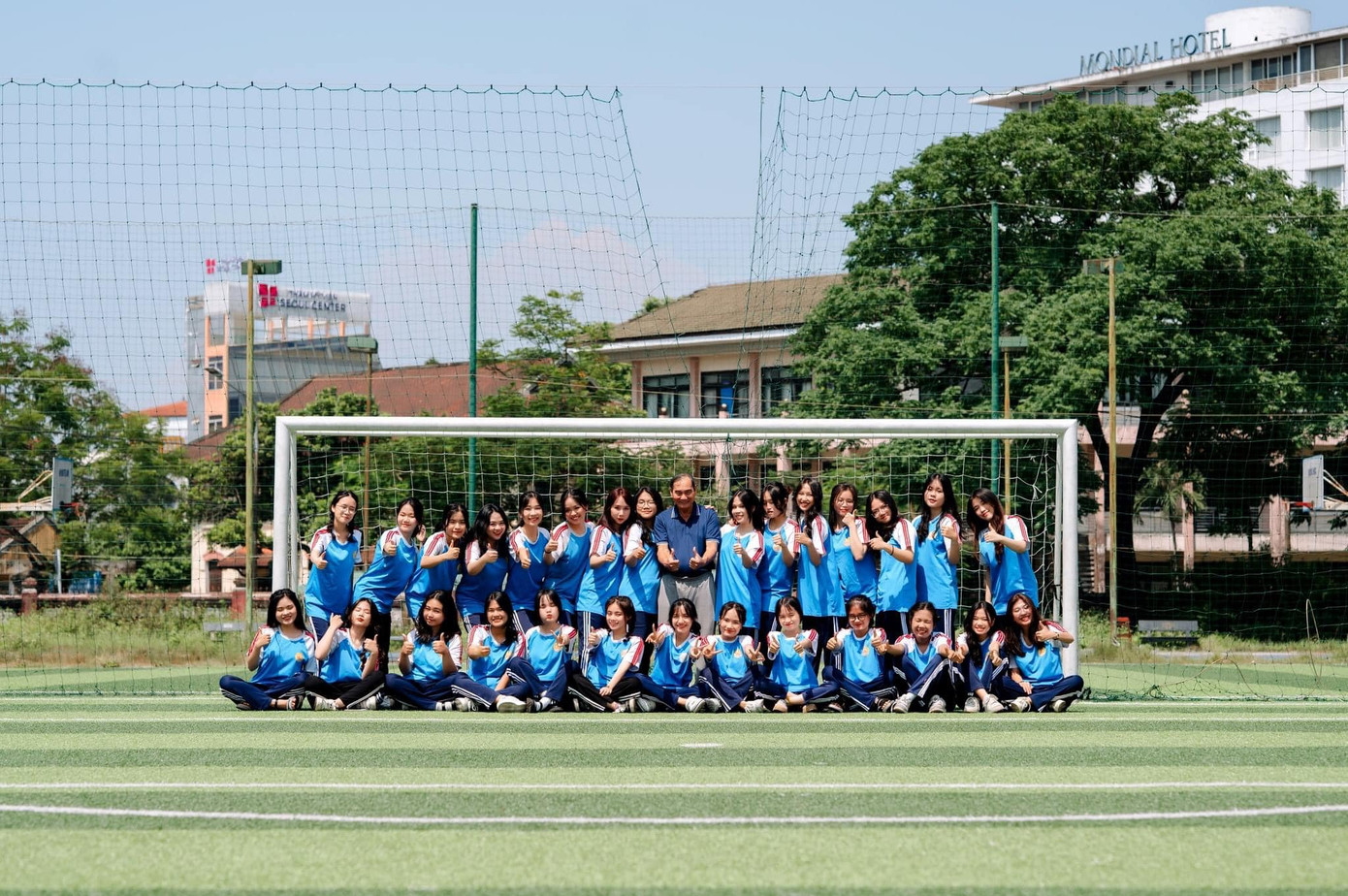 Thầy và trò trường THPT chuyên Quốc học Huế trong một tiết học thể dục - nơi "truy tìm" những tài năng để tham gia thi đấu. Ảnh: Fanpage Đoàn trường THPT chuyên Quốc Học Huế Thầy và trò trường THPT chuyên Quốc học Huế trong một tiết học thể dục - nơi "truy tìm" những tài năng để tham gia thi đấu. Ảnh: Fanpage Đoàn trường THPT chuyên Quốc Học Huế