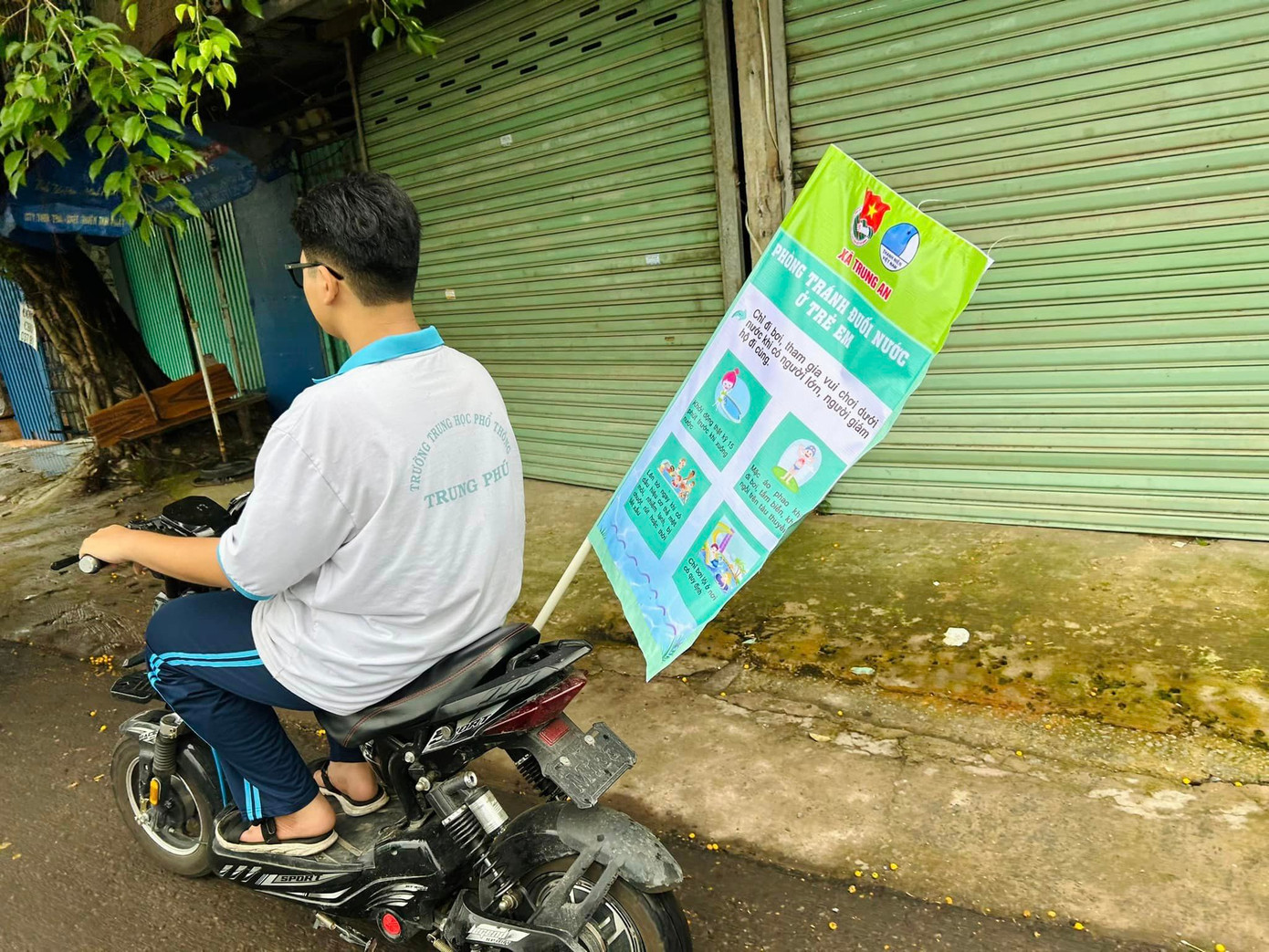 &quot;Đoàn xe&quot; còn nhắc nhở các bậc phụ huynh, các em học sinh thực hiện tốt công tác phòng chống đuối nước đối với bản thân, gia đình và tuyên truyền cho cộng đồng cùng nhau thực hiện. Ảnh: Xã Đoàn Trung An