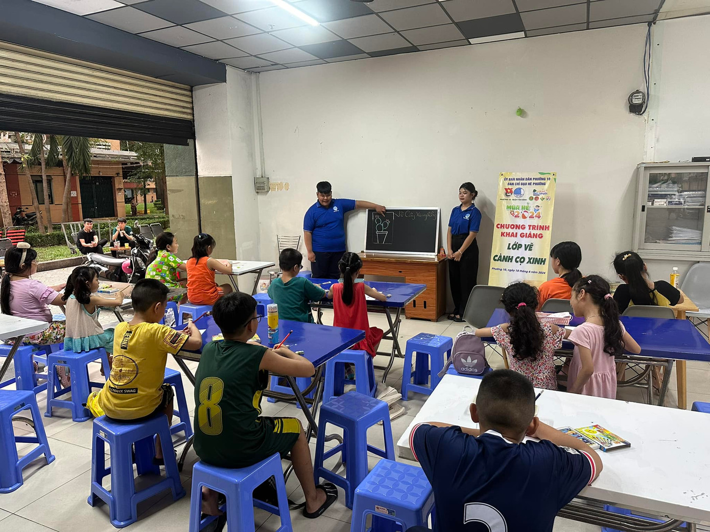 Các học viên nhí được tiếp xúc với thể loại tranh màu chì và tranh màu sáp khi tham gia lớp học Cành Cọ Xinh. Ảnh: Tuổi trẻ Phường 10 Tân Bình Các học viên nhí được tiếp xúc với thể loại tranh màu chì và tranh màu sáp khi tham gia lớp học Cành Cọ Xinh. Ảnh: Tuổi trẻ Phường 10 Tân Bình