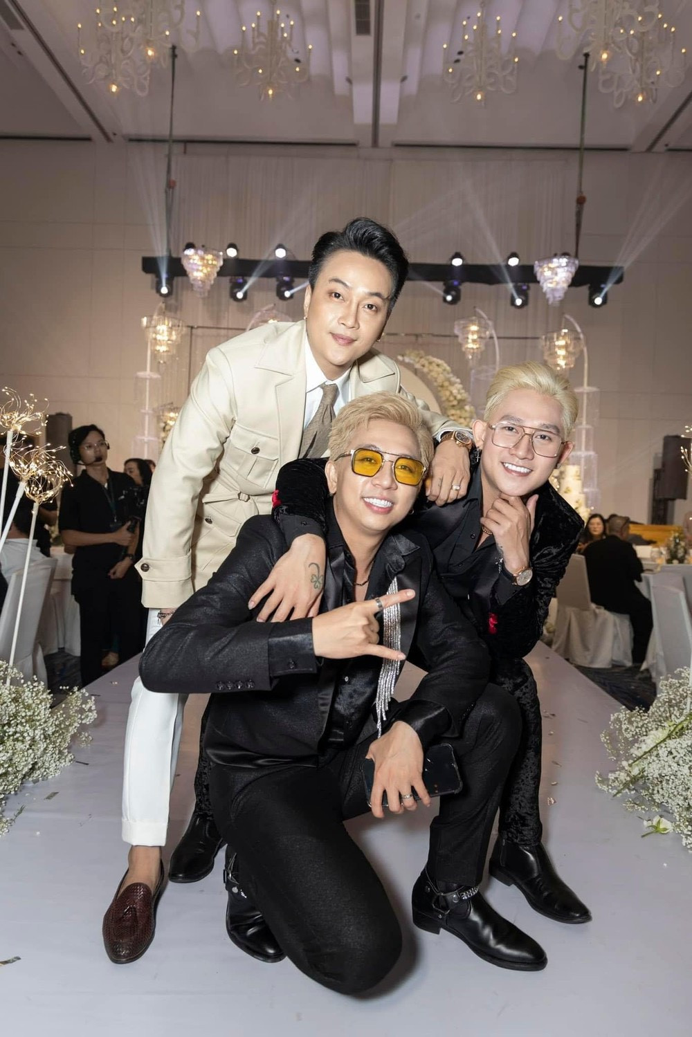 Lý Tuấn Kiệt và Hồ Gia Hùng hội ngộ trong ngày cưới của Titi. Lý Tuấn Kiệt và Hồ Gia Hùng hội ngộ trong ngày cưới của Titi.