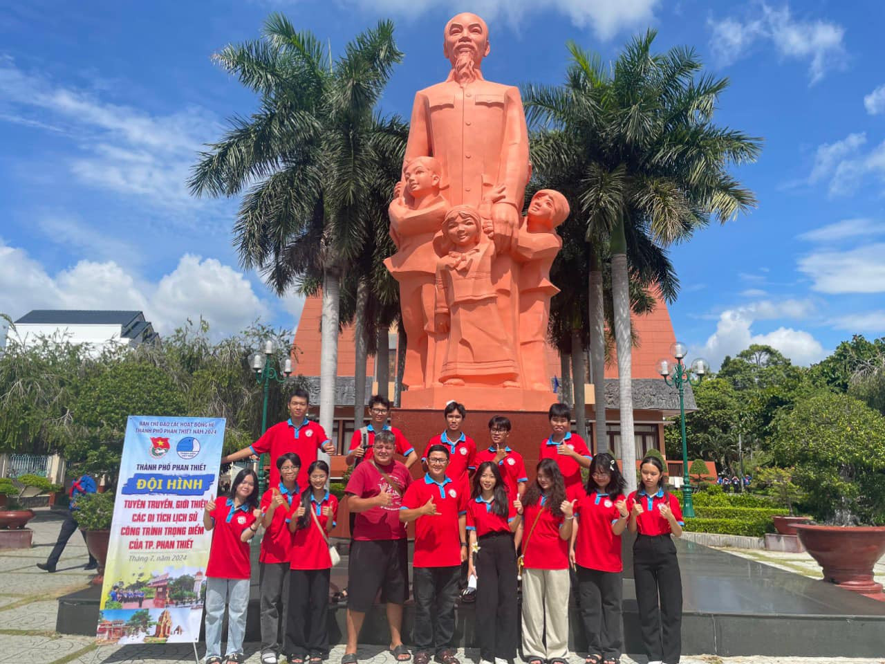 Các chiến sĩ Hoa Phượng Đỏ chụp hình lưu niệm cùng du khách nước ngoài tại bảo tàng Hồ Chí Minh - chi nhánh Bình Thuận. Ảnh: Tuổi Trẻ Phan Thiết Các chiến sĩ Hoa Phượng Đỏ chụp hình lưu niệm cùng du khách nước ngoài tại bảo tàng Hồ Chí Minh - chi nhánh Bình Thuận. Ảnh: Tuổi Trẻ Phan Thiết