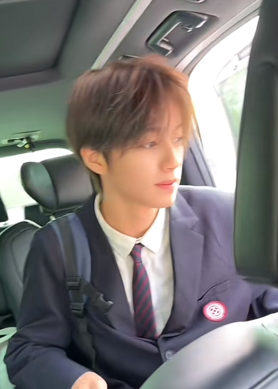 Visual cực phẩm của chàng trai khiến bao chị gái nguyện chở đi học mỗi ngày. Visual cực phẩm của chàng trai khiến bao chị gái nguyện chở đi học mỗi ngày.