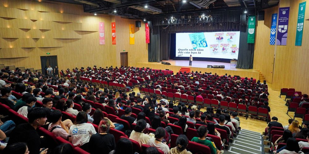 Buổi sinh hoạt công dân đầu khóa. Ảnh: Trường Đại Học Văn Lang.