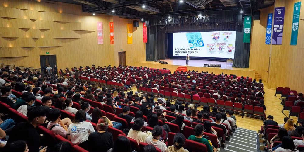 Buổi sinh hoạt công dân đầu khóa. Ảnh: Trường Đại Học Văn Lang.