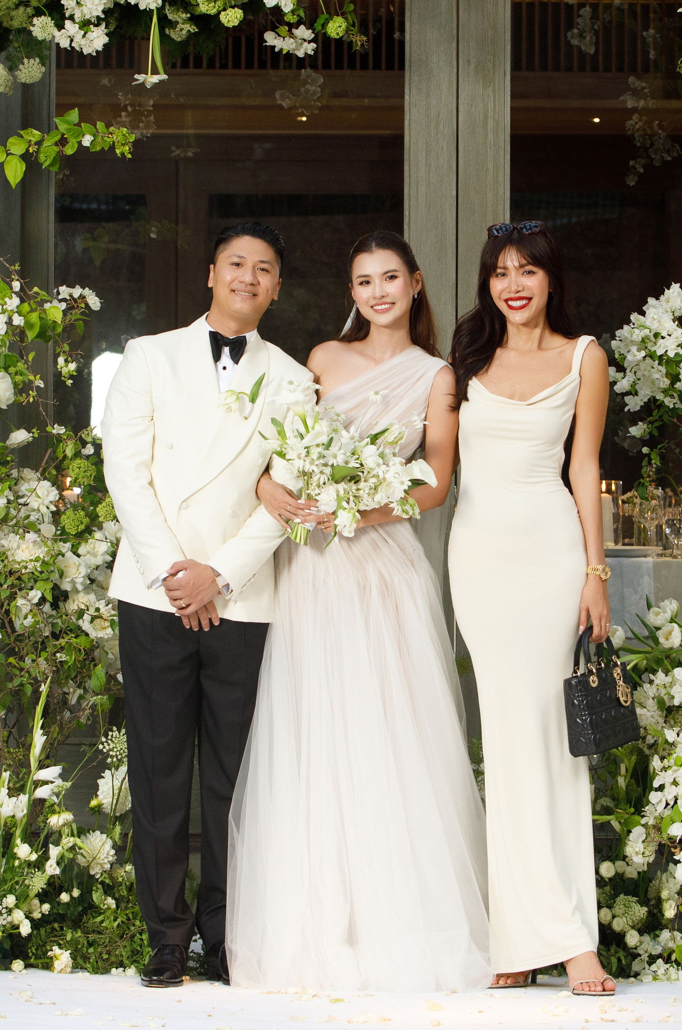 Tối 14/4, Minh Tú đến chung vui tại hôn lễ của Cao Thiên Trang.