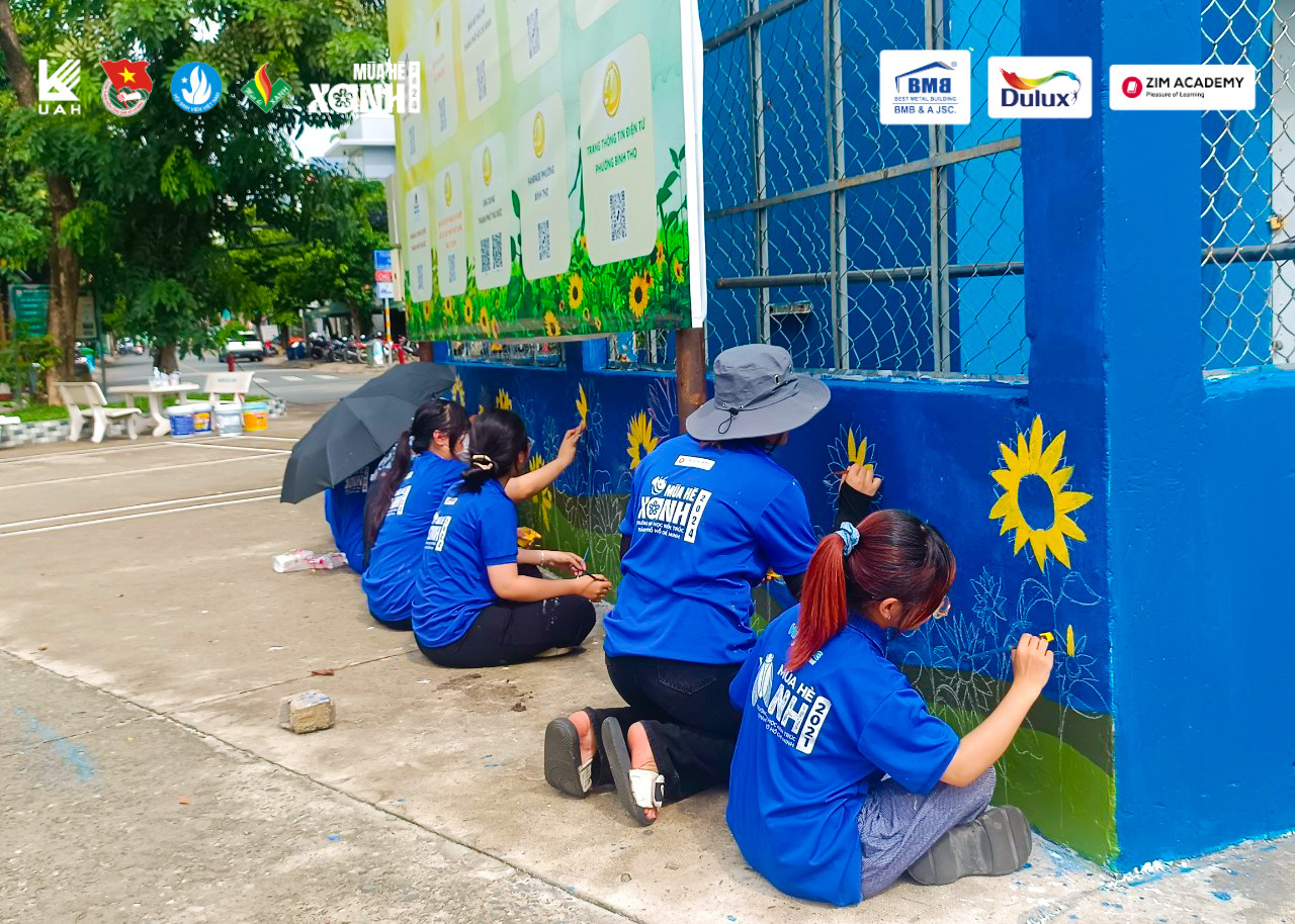 Các chiến sĩ mặt trận phường Linh Tây thực hiện sơn vẽ tường. Ảnh: Mùa Hè Xanh Kiến Trúc Các chiến sĩ mặt trận phường Linh Tây thực hiện sơn vẽ tường. Ảnh: Mùa Hè Xanh Kiến Trúc