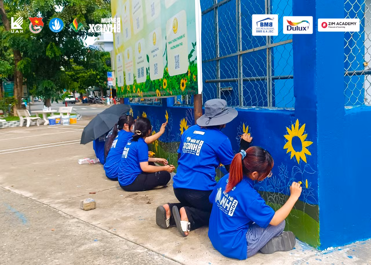 Các chiến sĩ mặt trận phường Linh Tây thực hiện sơn vẽ tường. Ảnh: Mùa Hè Xanh Kiến Trúc Các chiến sĩ mặt trận phường Linh Tây thực hiện sơn vẽ tường. Ảnh: Mùa Hè Xanh Kiến Trúc