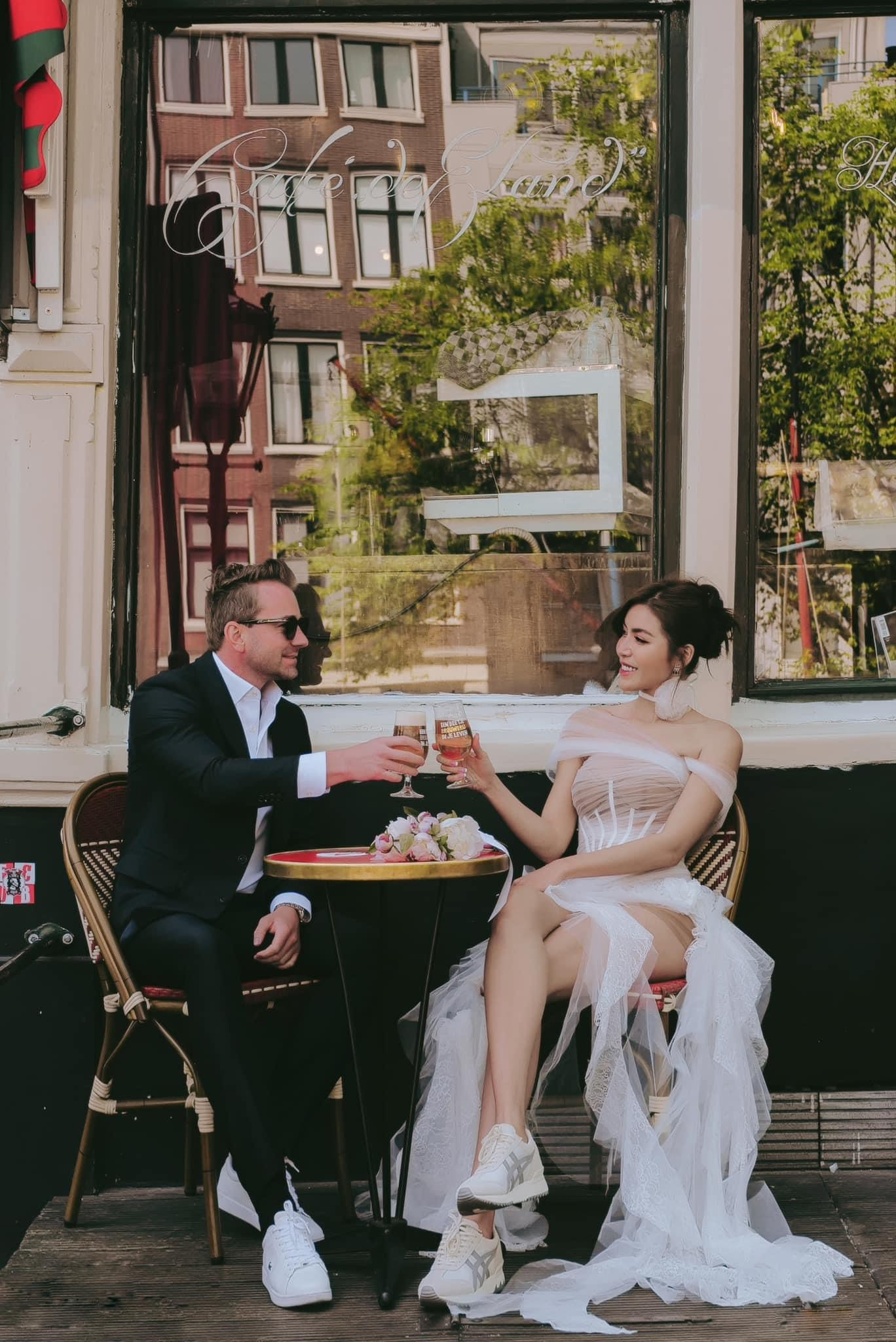 Đây là thước phim ghi lại toàn bộ hành trình yêu và quá trình cô chuẩn bị cho hôn lễ. Đây là thước phim ghi lại toàn bộ hành trình yêu và quá trình cô chuẩn bị cho hôn lễ.