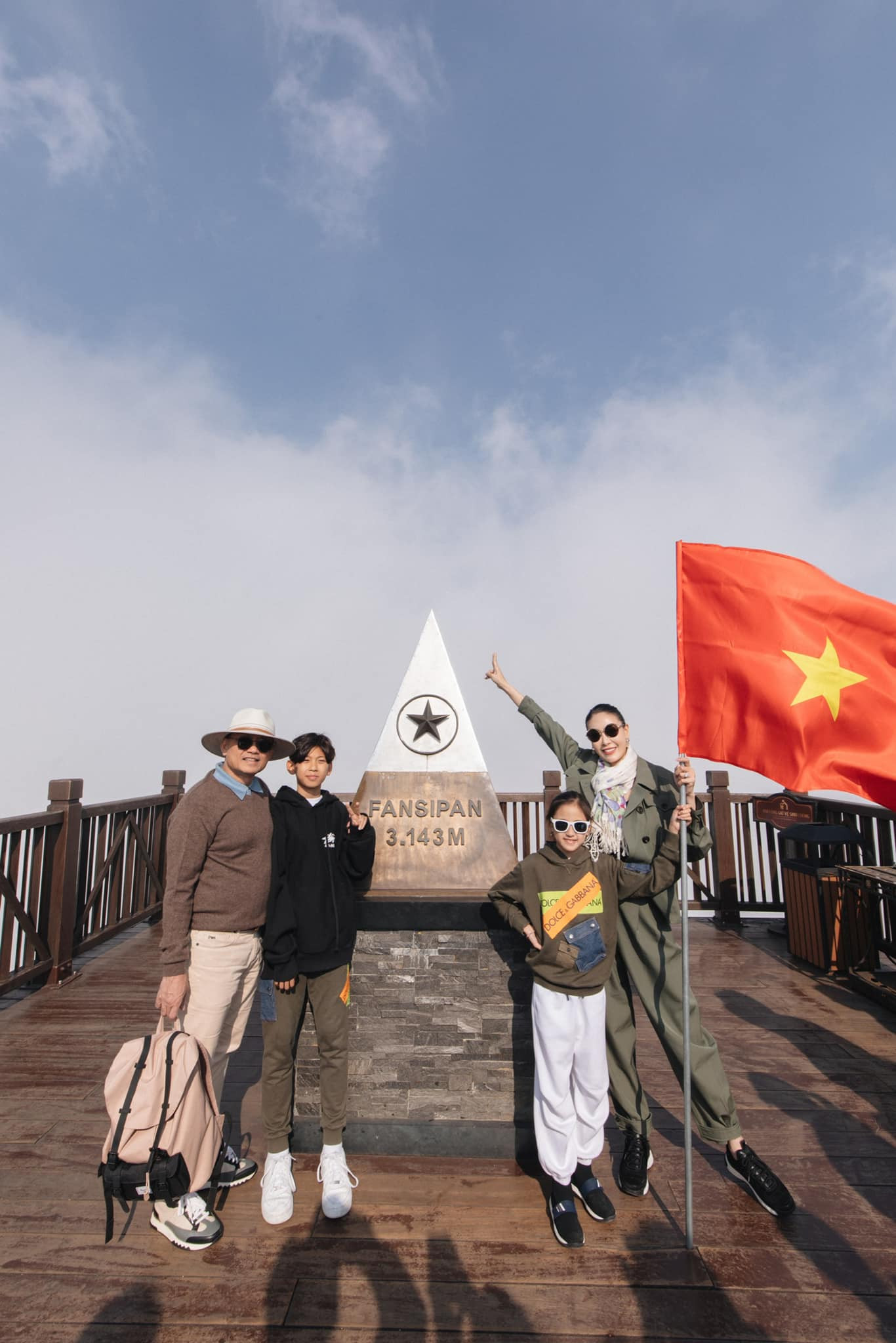Hoa hậu Hà Kiều Anh cùng gia đình leo núi Fansipan.