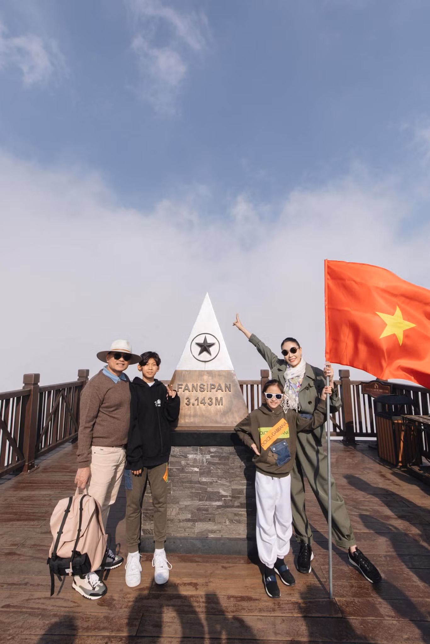 Hoa hậu Hà Kiều Anh cùng gia đình leo núi Fansipan.