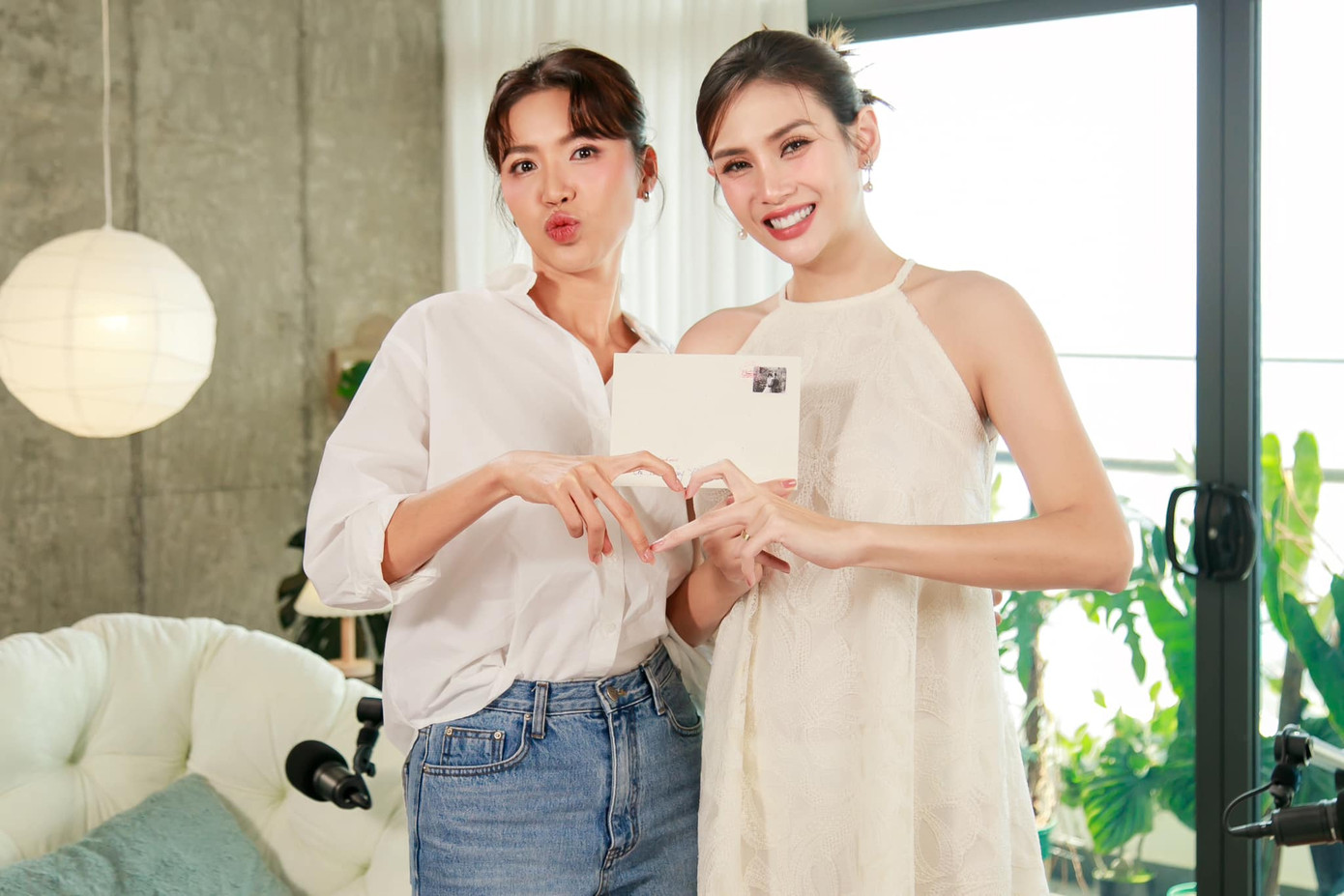 Võ Hoàng Yến hạnh phúc chúc mừng người em thân thiết. Võ Hoàng Yến hạnh phúc chúc mừng người em thân thiết.