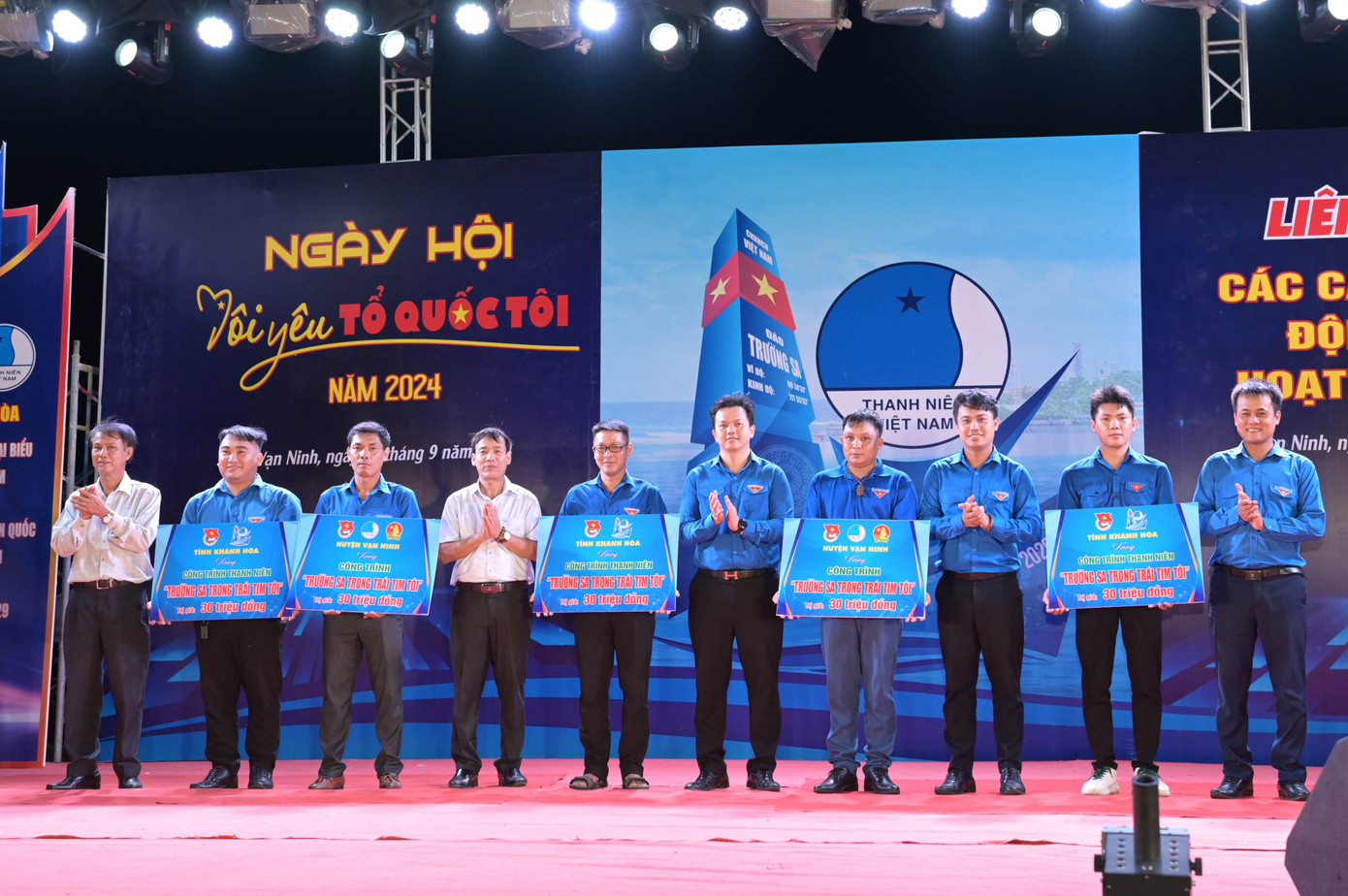 Ban tổ chức trao tặng 5 công trình thanh niên “Trường Sa trong trái tim tôi” cho các cơ sở đoàn. Ảnh: Báo Khánh Hòa Online