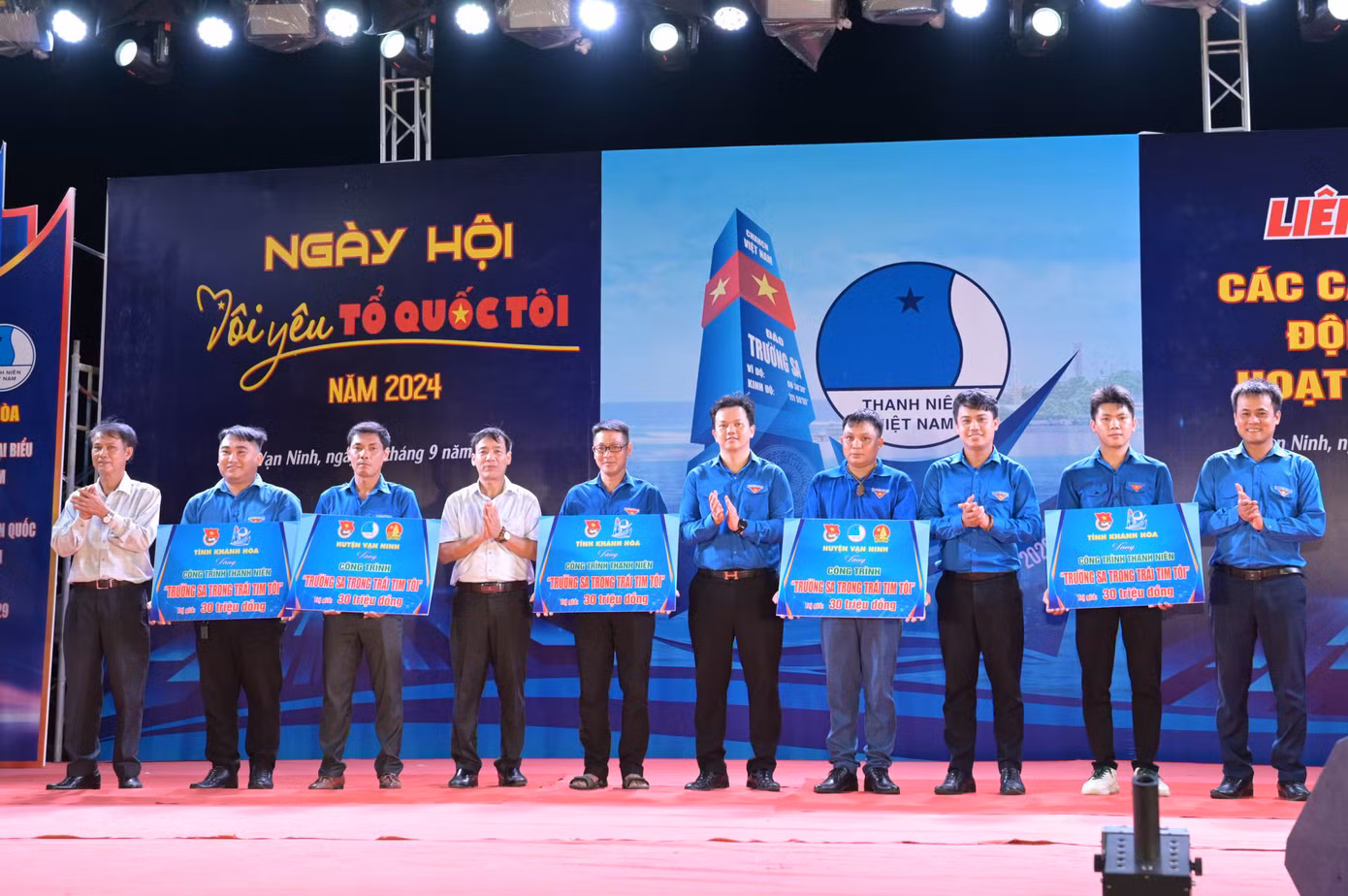 Ban tổ chức trao tặng 5 công trình thanh niên “Trường Sa trong trái tim tôi” cho các cơ sở đoàn. Ảnh: Báo Khánh Hòa Online